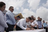 Kepala Bandara RHA Karimun Fanani Zuhri bersama Kepala Kejaksaan Negeri Karimun Firdaus menandatangan MoU di Bidang Perdata dan Tata Usaha Negara. Foto: Humas Bandara RHA.