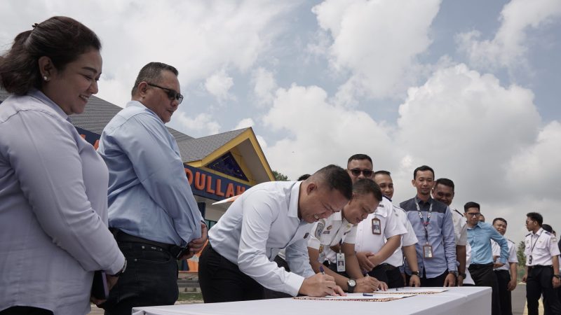 Kepala Bandara RHA Karimun Fanani Zuhri bersama Kepala Kejaksaan Negeri Karimun Firdaus menandatangan MoU di Bidang Perdata dan Tata Usaha Negara. Foto: Humas Bandara RHA.