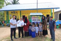 Koordinator TJSL PT Timah Tbk Unit Produksi Kundur saat menyerahkan bantuan kepada Pengelola Kelompok Bermain Rebung Layang di saksikan Sekcam Kundur Barat Sumiran. (Foto :  Humas PT Timah Tbk/KepriHeadline.id)