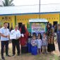 Koordinator TJSL PT Timah Tbk Unit Produksi Kundur saat menyerahkan bantuan kepada Pengelola Kelompok Bermain Rebung Layang di saksikan Sekcam Kundur Barat Sumiran. (Foto :  Humas PT Timah Tbk/KepriHeadline.id)