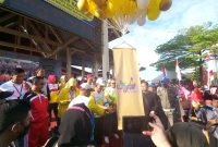 Gubernur Kepri Ansar Ahmad bersama Bupati Karimun Aunur Rafiq melepaskan balon tanda dimulainya kegiatan Fun Walk Karimun 2022. (Foto : ricky/KepriHeadline.id)