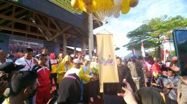 Gubernur Kepri Ansar Ahmad bersama Bupati Karimun Aunur Rafiq melepaskan balon tanda dimulainya kegiatan Fun Walk Karimun 2022. (Foto : ricky/KepriHeadline.id)