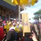 Gubernur Kepri Ansar Ahmad bersama Bupati Karimun Aunur Rafiq melepaskan balon tanda dimulainya kegiatan Fun Walk Karimun 2022. (Foto : ricky/KepriHeadline.id)