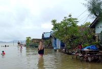 Banjir rob kepung rumah warga di Pamak Laut Kelurahan Pamak, Kecamatan Tebing. (Foto : rk/KepriHeadline.id)