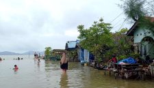 Banjir rob kepung rumah warga di Pamak Laut Kelurahan Pamak, Kecamatan Tebing. (Foto : rk/KepriHeadline.id)