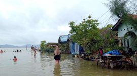 Banjir rob kepung rumah warga di Pamak Laut Kelurahan Pamak, Kecamatan Tebing. (Foto : rk/KepriHeadline.id)