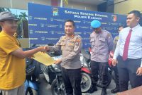 Kapolres Karimun AKBP Ryky W. Muharam serahkan secara simbolis motor kepada para korban penipuan Bripka Mubarak. Motor ini akan dipinjam pakaikan kepada korban selama proses hukum berjalan. (Foto :rk/KepriHeadline.id)