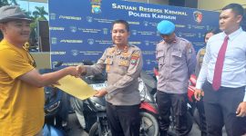 Kapolres Karimun AKBP Ryky W. Muharam serahkan secara simbolis motor kepada para korban penipuan Bripka Mubarak. Motor ini akan dipinjam pakaikan kepada korban selama proses hukum berjalan. (Foto :rk/KepriHeadline.id)