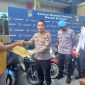 Kapolres Karimun AKBP Ryky W. Muharam serahkan secara simbolis motor kepada para korban penipuan Bripka Mubarak. Motor ini akan dipinjam pakaikan kepada korban selama proses hukum berjalan. (Foto :rk/KepriHeadline.id)
