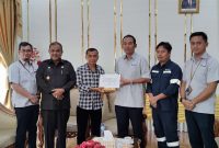Bupati Karimun Aunur Rafiq menerima penyerahan bantuan dari PT Timah untuk KONI Karimun, Senin (6/2/2023). (Foto : Humas Timah).