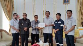 Bupati Karimun Aunur Rafiq menerima penyerahan bantuan dari PT Timah untuk KONI Karimun, Senin (6/2/2023). (Foto : Humas Timah).