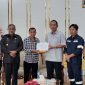 Bupati Karimun Aunur Rafiq menerima penyerahan bantuan dari PT Timah untuk KONI Karimun, Senin (6/2/2023). (Foto : Humas Timah).