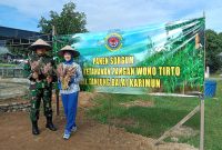 Danlanal Karimun Letkol Laut (P) Joko Santosa bersama Ketua Jalasenastri Cabang 6 Korcab IV DJA I Ny. Wulandari Joko Santosa memanen perdana tanaman Sorgum hasil cocok tanam prajurit Lanal TBK. (Foto : Pen Lanal TBK/KepriHeadline.id)