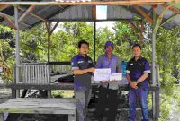 Staff TJSL Unit Kundur Djuriza saat menyerahkan bantuan kepada Bambang. (Foto : Humas Timah/KepriHeadline.id)