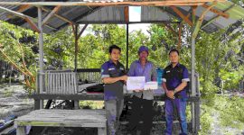 Staff TJSL Unit Kundur Djuriza saat menyerahkan bantuan kepada Bambang. (Foto : Humas Timah/KepriHeadline.id)