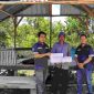 Staff TJSL Unit Kundur Djuriza saat menyerahkan bantuan kepada Bambang. (Foto : Humas Timah/KepriHeadline.id)