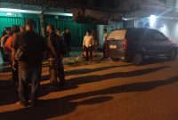 Polisi melakukan olah TKP di lokasi penemuan mayat pria di dalam mobil. Foto: kepriheadline.id