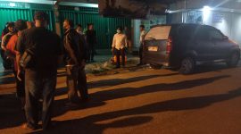 Polisi melakukan olah TKP di lokasi penemuan mayat pria di dalam mobil. Foto: kepriheadline.id