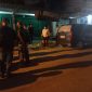 Polisi melakukan olah TKP di lokasi penemuan mayat pria di dalam mobil. Foto: kepriheadline.id