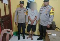 Pelaku HE sesaat setelah diamankan oleh Polsek Moro usai kedapatan membawa narkotika yang diambilnya di Pelabuhan Durai. Foto: Dok Polisi/KepriHeadline.id