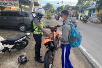 Petugas memberikan teguran kepada pengendara sepeda motor yang masih di bawah umur ketika Operasi Patuh 2022 lalu. (Foto : dok polisi/KepriHeadline.id)