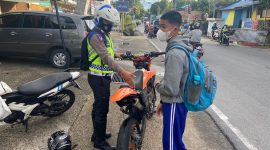 Petugas memberikan teguran kepada pengendara sepeda motor yang masih di bawah umur ketika Operasi Patuh 2022 lalu. (Foto : dok polisi/KepriHeadline.id)