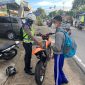 Petugas memberikan teguran kepada pengendara sepeda motor yang masih di bawah umur ketika Operasi Patuh 2022 lalu. (Foto : dok polisi/KepriHeadline.id)