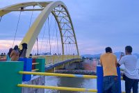 Sejumlah masyarakat memilih lokasi jembatan Sani Nurdin sebagai tempat habiskan waktu di kala senja. (foto: kepriheadline.id)