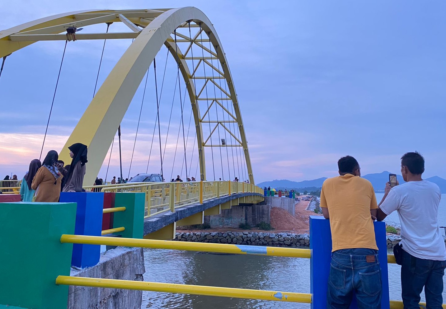 Sejumlah masyarakat memilih lokasi jembatan Sani Nurdin sebagai tempat habiskan waktu di kala senja. (foto: kepriheadline.id)