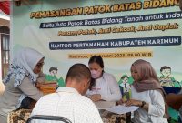 Warga Kelurahan Sei Lakam melakukan pengambilan sertifikat lahan yang trlah diterbitkan BPN Karimun, Jumat (4/2/2023). (Foto :ist/KepriHeadline.id)