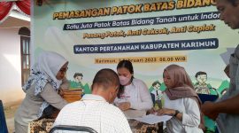 Warga Kelurahan Sei Lakam melakukan pengambilan sertifikat lahan yang trlah diterbitkan BPN Karimun, Jumat (4/2/2023). (Foto :ist/KepriHeadline.id)