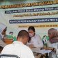 Warga Kelurahan Sei Lakam melakukan pengambilan sertifikat lahan yang trlah diterbitkan BPN Karimun, Jumat (4/2/2023). (Foto :ist/KepriHeadline.id)
