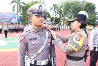 Wakapolres Karimun Kompol Petra menyematkan pita Ops Keselamatan kepada salah satu personil Satlantas Polrss Karimun, Selasa (7/2/2023). (Foto : Humas Polres/KepriHeadline.id)