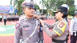 Wakapolres Karimun Kompol Petra menyematkan pita Ops Keselamatan kepada salah satu personil Satlantas Polrss Karimun, Selasa (7/2/2023). (Foto : Humas Polres/KepriHeadline.id)