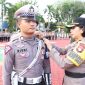 Wakapolres Karimun Kompol Petra menyematkan pita Ops Keselamatan kepada salah satu personil Satlantas Polrss Karimun, Selasa (7/2/2023). (Foto : Humas Polres/KepriHeadline.id)