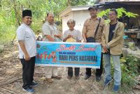 Pengurus PWI Karimun menyerahkan bantuan sembako ke warga kurang mampu di Karimun, dalam rangka peringatan HPN 2023, Kamis (9/2/2023). (Foto : Ist/ Kepriheadline.id)
