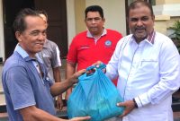 Bupati Karimun Aunur Rafiq menyerahkan sembako kepada salah satu TKBM di Pelabuhan Taman Bunga, Jumat (10/2/2023). Foto: Humas Pemkab Karimun