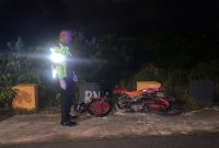 Petugas Satlantas Polres Karimun melakukan olah TKP di lokasi kecelakaan tunggal di Kelurahan Pasir Panjang, Sabtu (11/2/2023). Foto: dok polisi/kepriheadline.id
