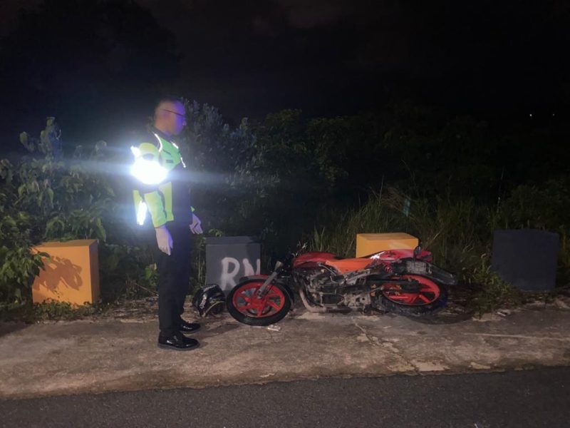 Petugas Satlantas Polres Karimun melakukan olah TKP di lokasi kecelakaan tunggal di Kelurahan Pasir Panjang, Sabtu (11/2/2023). Foto: dok polisi/kepriheadline.id