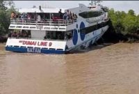 Penampakan kapal Dumai Line 9 yang alami kandas di Perairan Repan. Provinsi Riau. Foto: ist/KepriHeadline.id