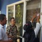 Petugas Pantarlih menempelkan tanda Coklit di rumah waega yang baru selesai pendataan. Foto: ist/kepriheadline.id
