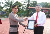 Kapolres Karimun AKBP Ryky W. Muharam serahkan penghargaan kepada personil Polres Karimun yang berprestasi. Foto: Humas Polres Karimun