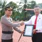 Kapolres Karimun AKBP Ryky W. Muharam serahkan penghargaan kepada personil Polres Karimun yang berprestasi. Foto: Humas Polres Karimun