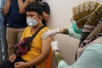 Seorang warga Karimun melakukan vaksin beberapa waktu lalu. Foto: dok KepriHeadline.id