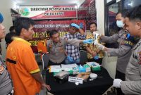 Petugas melakukan pengecekkan barang bukti sebelum dilakukan pemusnahan. Foto: Humas Polda Kepri.
