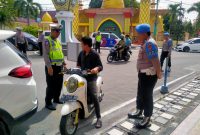 Anggota Satlantas Polres Karimun memberikan teguran kepada salah satu pengendara yang melakukan pelanggaran selama Operasi Keselamatan seligi 2023. (Foto: dokumen kepriheadline.id)