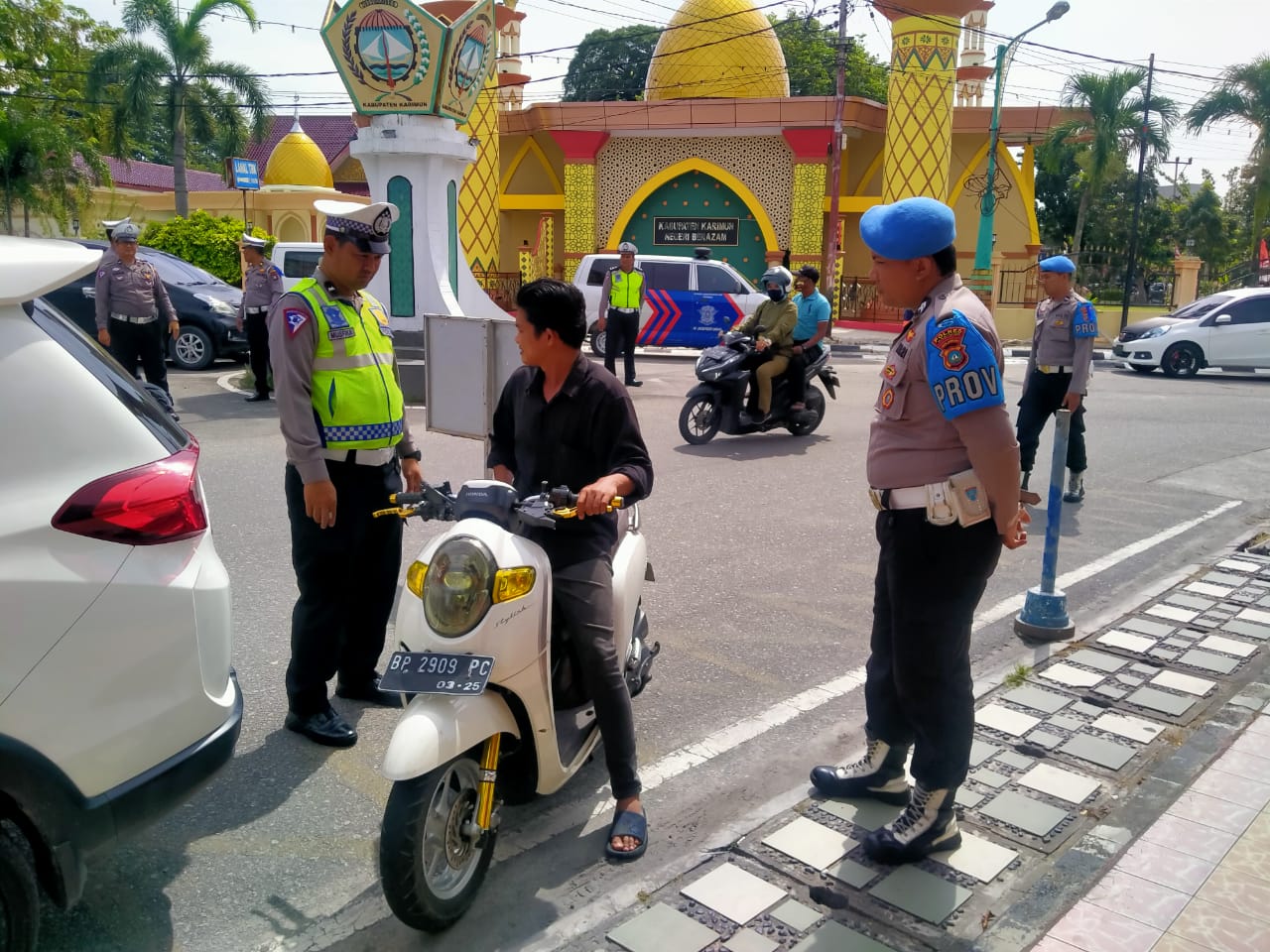 Anggota Satlantas Polres Karimun memberikan teguran kepada salah satu pengendara yang melakukan pelanggaran selama Operasi Keselamatan seligi 2023. (Foto: dokumen kepriheadline.id)