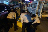 Polisi mengevakuasi mayat laki-laki yang ditemukan meninggal dunia di dalam mobil kawasan Jalan Pramuka. (Foto: Dokumen Polisi)