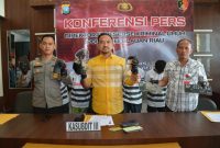 Kasubdit 3 Ditreskrimum Polda Kepri AKBP Robby Topan Manusiwa memimpin Konferensi Pers pengungkapan tindak Curanmor di Batam, Selasa (21/2/2023).