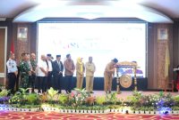 Wakil Bupati Karimun memukul gong tanda dimulainya Musrembang Kabupaten Karimun tahun 2023. Foto: kepriheadline.id